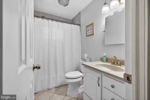 Bath - 64 W Stephen Dr, Newark, DE 19713 photo 2 of 3