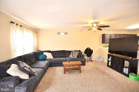 Living - 602 Heatherfield Dr, Bear, DE 19701 photo 2 of 4