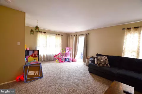Living - 602 Heatherfield Dr, Bear, DE 19701 photo 3 of 4