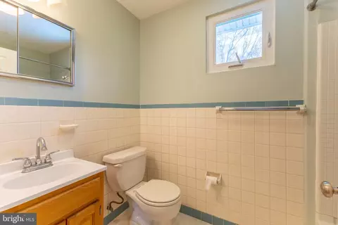 Bath - 19 Saint Regis Dr, Newark, DE 19711 photo 1 of 2