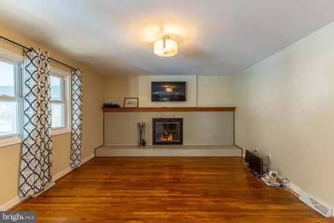 Living - 19 Saint Regis Dr, Newark, DE 19711 photo 1 of 3