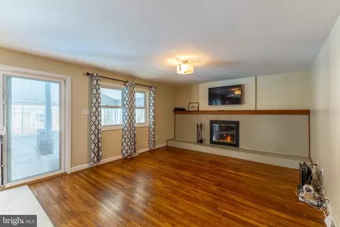 Living - 19 Saint Regis Dr, Newark, DE 19711 photo 2 of 3
