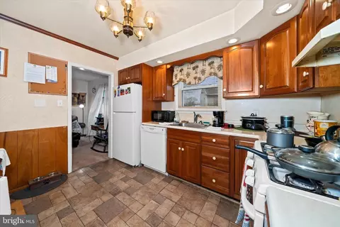 Entry Way - 101 N Brownleaf Rd, Newark, DE 19713 photo 1 of 2