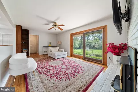 Living - 104 Neptune Dr, Newark, DE 19711 photo 1 of 5