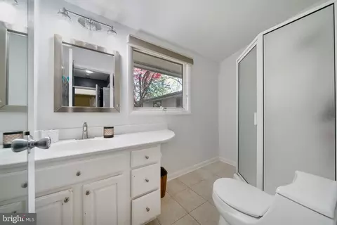 Bath - 104 Neptune Dr, Newark, DE 19711 photo 1 of 3