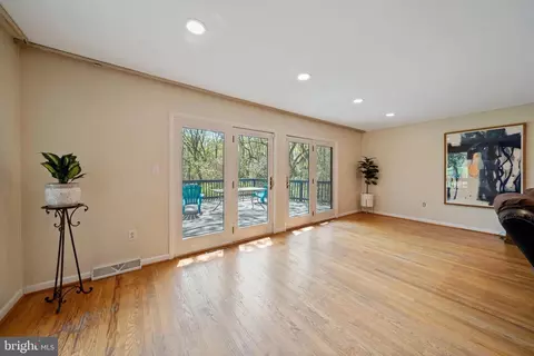 Living - 104 Neptune Dr, Newark, DE 19711 photo 3 of 5
