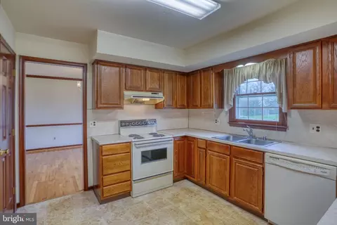 Kitchen - 12 Kimmie Ct, Bear, DE 19701 photo 4 of 7