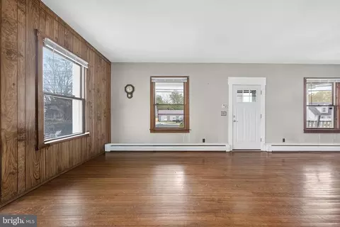 Living - 135 Main St, Townsend, DE 19734 photo 3 of 8