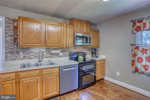 Kitchen - 562 Railroad Ave, Townsend, DE 19734 photo 2 of 5