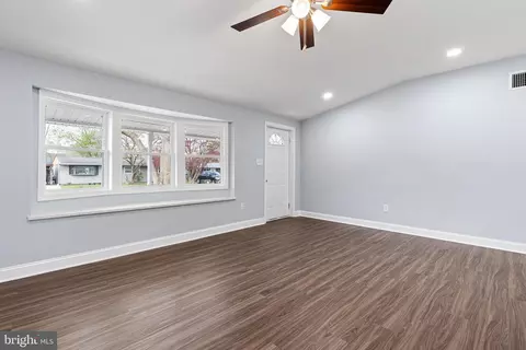 Living - 4 Martell Rd, Newark, DE 19713 photo 1 of 4