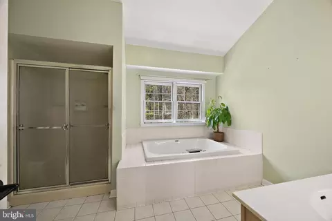 Bath - 418 Vanier Dr, Newark, DE 19711 photo 1 of 3