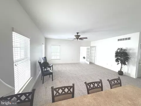 Living - 29 Devalinder Dr, Newark, DE 19702 photo 2 of 4