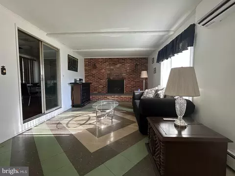 Living - 15 Matthews Rd, Newark, DE 19713 photo 1 of 2