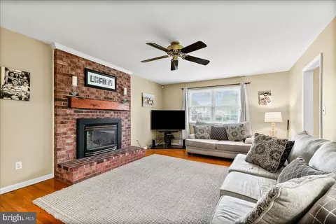 Living - 18 Kimmie Ct, Bear, DE 19701 photo 1 of 4