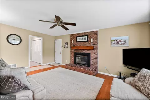 Living - 18 Kimmie Ct, Bear, DE 19701 photo 2 of 4