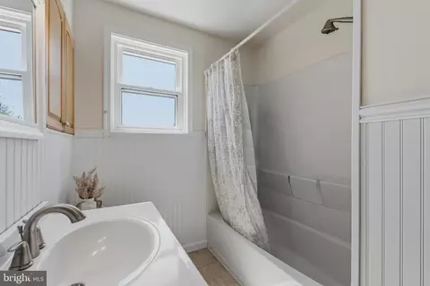 Bath - 10 Darwin Rd, Newark, DE 19702 photo 1 of 3