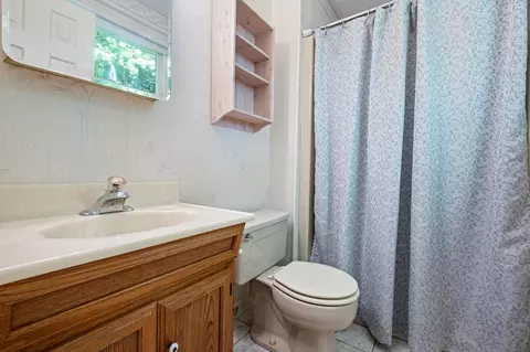 Bath - 300 Suffolk Dr, Bear, DE 19701 photo 1 of 2