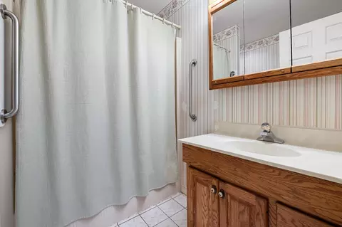Bath - 300 Suffolk Dr, Bear, DE 19701 photo 2 of 2