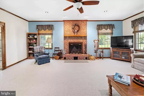 Living - 703 Spinnaker St, Middletown, DE 19709 photo 2 of 3
