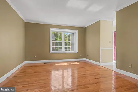 Living - 607 5th St, Newark, DE 19711 photo 2 of 5