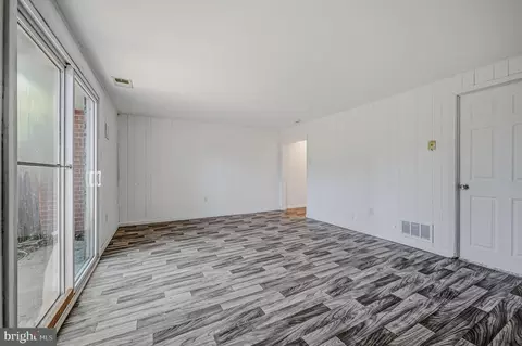 Living - 206 Whitherspoon Ln, Newark, DE 19713 photo 6 of 6