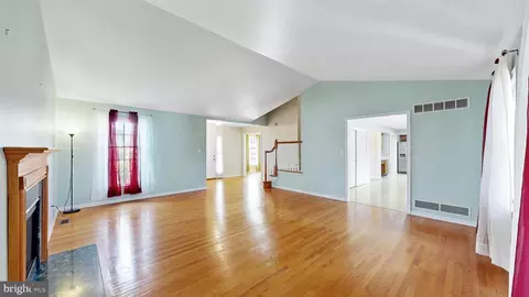 Living - 116 Greenbrier Dr, Bear, DE 19701 photo 3 of 4