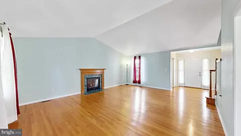 Living - 116 Greenbrier Dr, Bear, DE 19701 photo 2 of 4