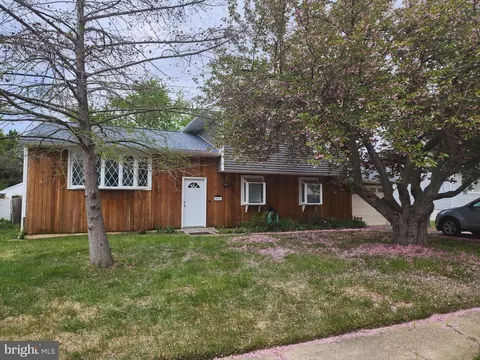 56 Upland Ct, Newark, DE 19713