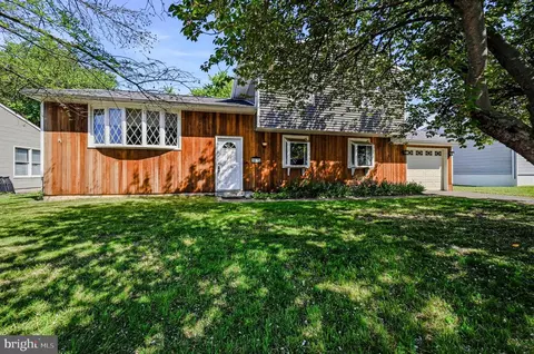 56 Upland Ct, Newark, DE 19713