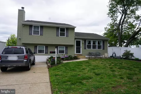 202 Coral Reef Dr, Newark, DE 19713