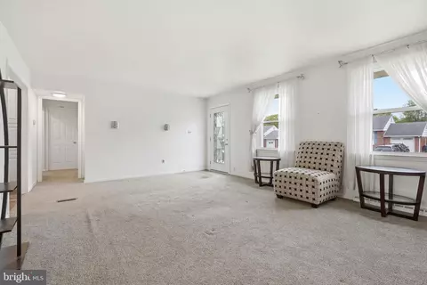Living - 4620 Muggleton Rd, Wilmington, DE 19808 photo 3 of 6