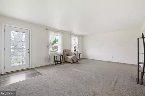 Living - 4620 Muggleton Rd, Wilmington, DE 19808 photo 2 of 6