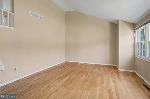 Living - 602 Shue Dr, Newark, DE 19713 photo 2 of 2
