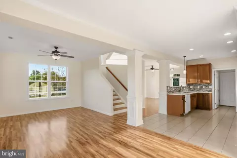 Living - 152 Springfield Cir, Middletown, DE 19709 photo 3 of 3