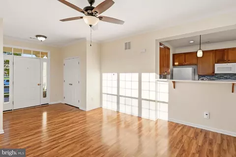 Living - 152 Springfield Cir, Middletown, DE 19709 photo 2 of 3