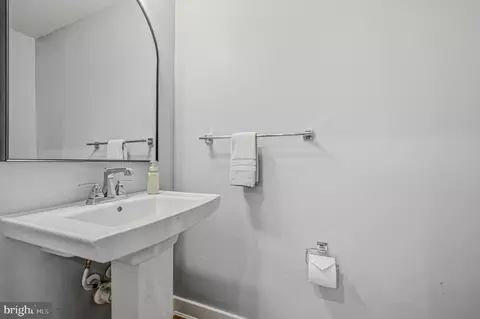 Bath - 2004 Rivers Dr, Newark, DE 19702 photo 1 of 3