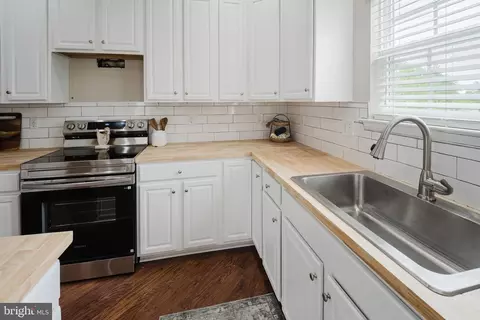 Kitchen - 242 Ann Dr, Middletown, DE 19709 photo 2 of 2