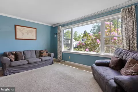 Living - 130 Hedgewick Dr, Newark, DE 19702 photo 2 of 3