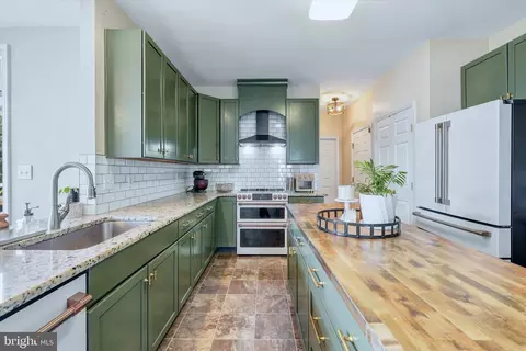 Kitchen - 211 E Crail Ct, Middletown, DE 19709 photo 4 of 8