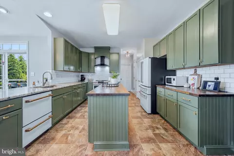 Kitchen - 211 E Crail Ct, Middletown, DE 19709 photo 2 of 8