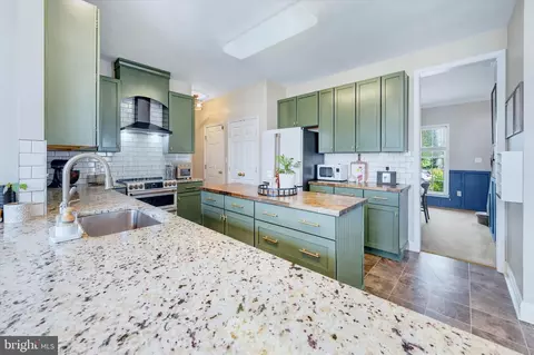 Kitchen - 211 E Crail Ct, Middletown, DE 19709 photo 7 of 8