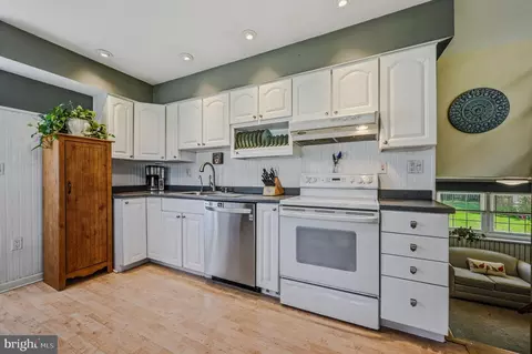 Kitchen - 881 Broadfield Dr, Newark, DE 19713 photo 2 of 2