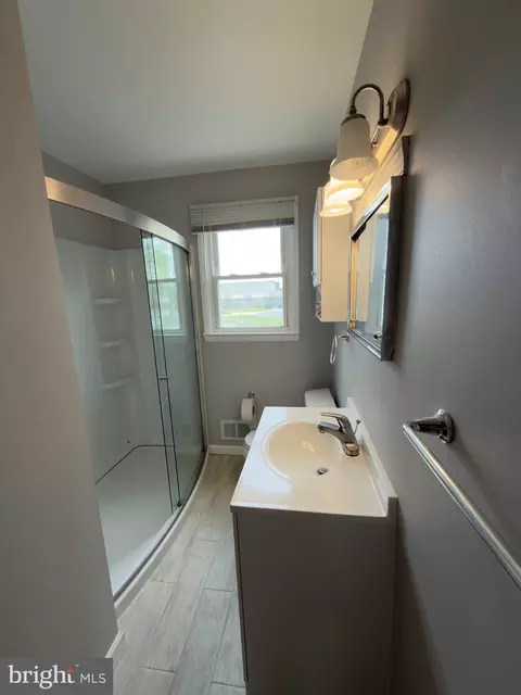 Bath - 393 Phillips Ave, Newark, DE 19711 photo 1 of 1