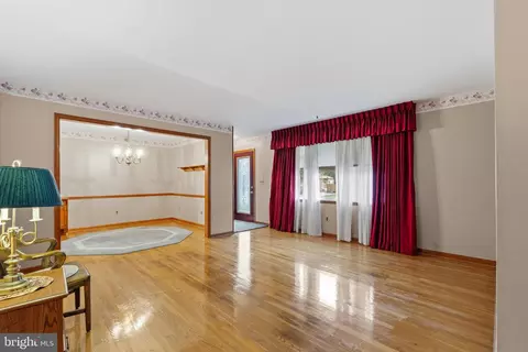 Living - 40 Rawlings Dr, Bear, DE 19701 photo 2 of 4