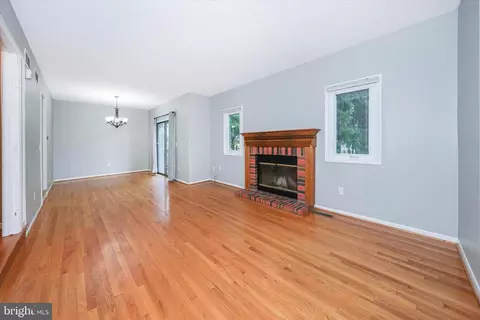 Living - 8 Foxtail Ct, Newark, DE 19711 photo 2 of 5