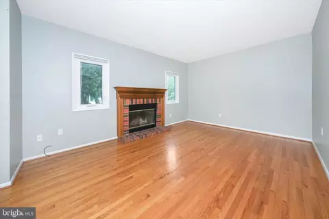 Living - 8 Foxtail Ct, Newark, DE 19711 photo 1 of 5