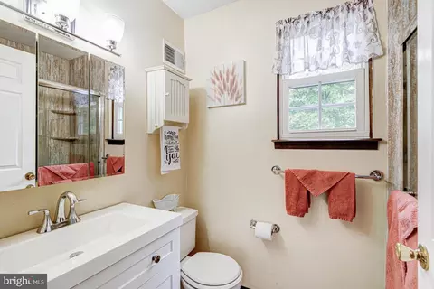 Bath - 8 Risa Ct, Newark, DE 19702 photo 2 of 4