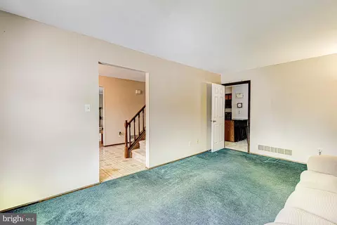 Living - 8 Risa Ct, Newark, DE 19702 photo 2 of 6