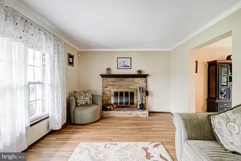 Living - 8 Risa Ct, Newark, DE 19702 photo 5 of 6
