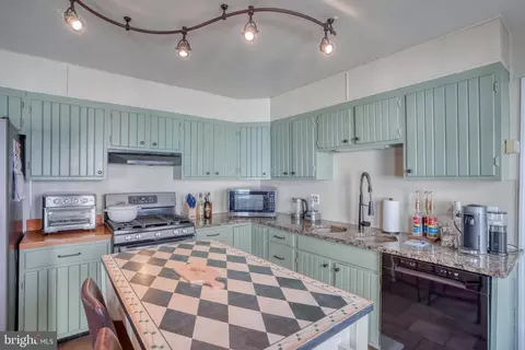 Kitchen - 26 E 5th St, New Castle, DE 19720 photo 2 of 4